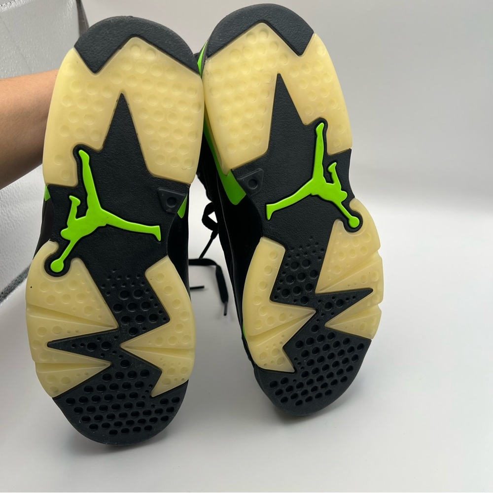 Air Jordan 6 Retro Sneaker - Picture 8 of 8